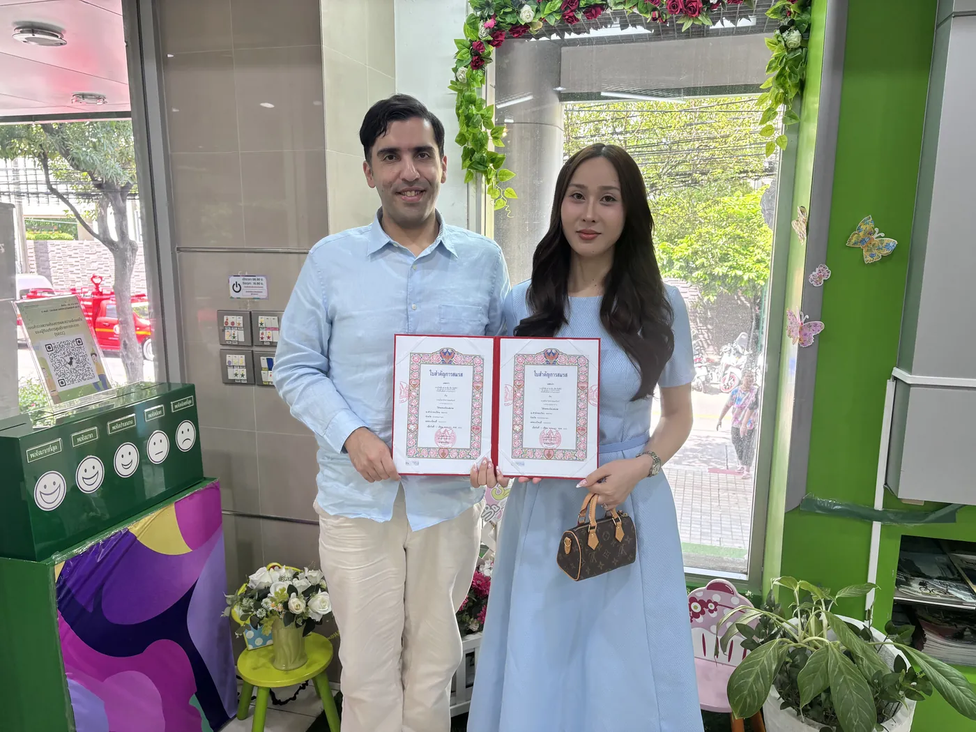 Holding a Thai marriage certificate
